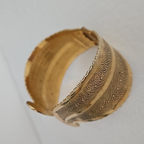 Hindged Retro Goldtone 2 1/4" Dia. Bracelet - Picture 5 of 7